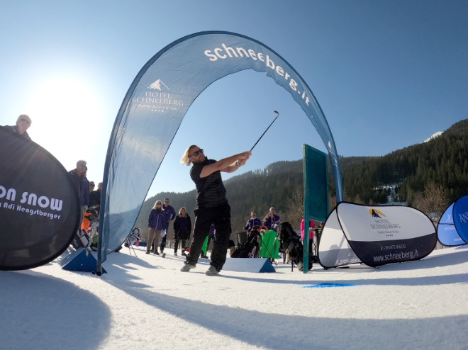 Adi Hengstberger als Doppelweltmeister im 'Snow Golf' am Abschlag. Fotocredit: Agentur Schneider-Press/W.Breiteneicher