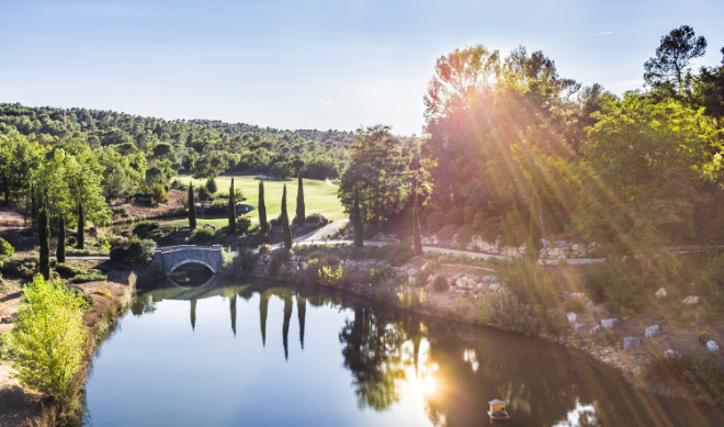 Golf Südfrankreich: Aufgeteet wird auf dem Golfcourse 'Le Riou', einer der beiden Meisterschaftsplätze vom Resort Terre Blanche.