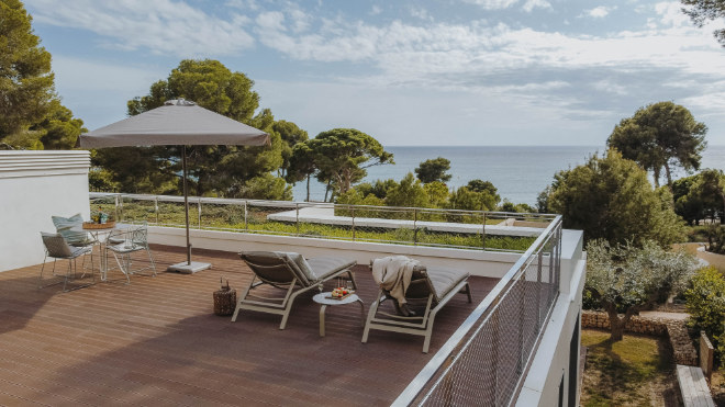 10 Minuten von Tarragona und ca. 1,5 Stunden von Barcelona liegt das Immobilienprojekt von Infinitum direkt am Meer. Vermarktet wird es über die dt. Firma Luxury4You