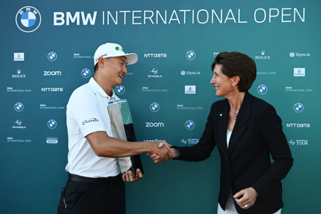 Golfmomente - Haotong Li of China bekommt den Siegerpokal von Ilka Horstmeier, Member of the Board of Management of BMW AG im Golfclub Eichenried. Fotocredit: Stuart Franklin/Getty Images