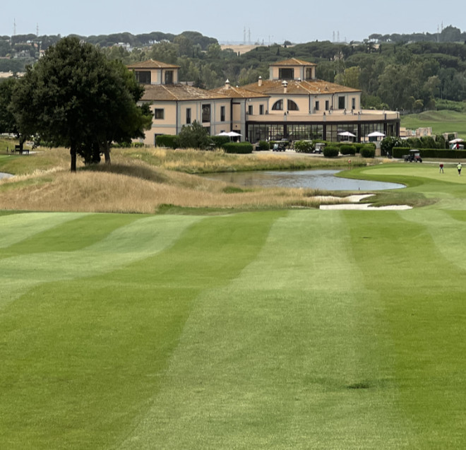 Golfclub Marco Sirmione: Wellige 1A-Fairways. Hier der Blick zum Clubhouse. Fotocredit: Jürgen Mayer