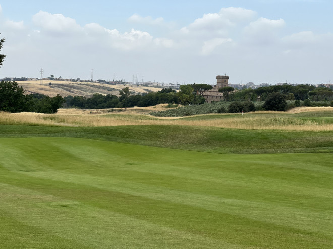 Das Familienschloss der Biagotti's sieht man sehr schön vom Fairway No. 4 aus. Fotocredit: Jürgen Mayer