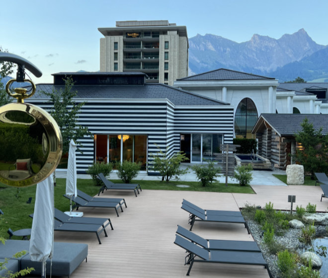 Als Hotelgast kann man kostenfrei alles in der Therme benutzen. Der Clou: Die Therme ist sogar länger auf als der hoteleigene Spa-Bereich, bis 22 Uhr.