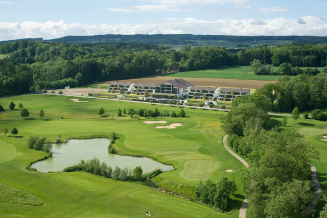 Von den 42 Zimmern und 12 Juniorsuiten hat man direkten Blick auf den Golfplatz Lipperswill. Fotocredit: Golf Panorama Hotel