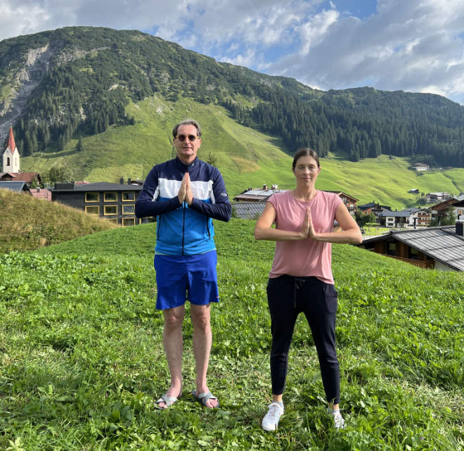 Mit dem Atem der Berge starten wir in den Tag. Das einstündige Programm ist gleichzeitig warm-up für die folgende Golfrunde in Lech-Zürs.