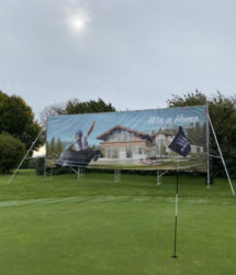 Exklusives Golfturnier mit kernsaniertem Haus als Hole-in-One-Preis
