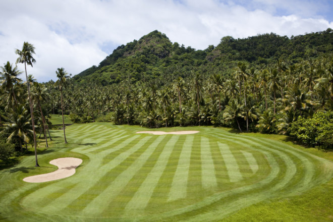 Fairway Nummer 2! Links und rechts vom Fairway die vielen Kokosnussbäume. Fotocredit: Como Hotels & Resorts