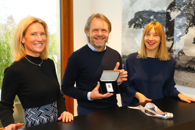 CEO Golf Cup Teilnehmer Helge Schöngarth nahm seinen Preis in Form eines Goldbarrens von Petra Ruffini (DJE Kapital AG) und Yvonne Wirsing (exklusiv-golfen.de) in den Büroräumen der Vermögensverwaltung in Pullach entgegen.