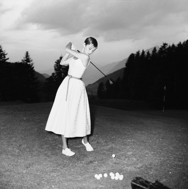 Audrey Hepburn beim Golfspielen
