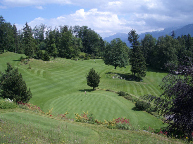 Alpine Landschaft und große Grüns zeichnen den Golfcourse Bürgenstock aus. 