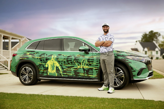 The Masters 2023: Mercedes-Benz Markenbotschafter Jon Rahm vor einem künstlerisch gestalteten EQS SUV (EQS SUV 450+: Stromverbrauch in kWh/100 km (kombiniert): 22,7-18,2; CO2-Emissionen in g/km (kombiniert): 0). Dieser wurde zu Ehren Rahms vom Pop-Art Künstler Christopher Obetz entworfen.