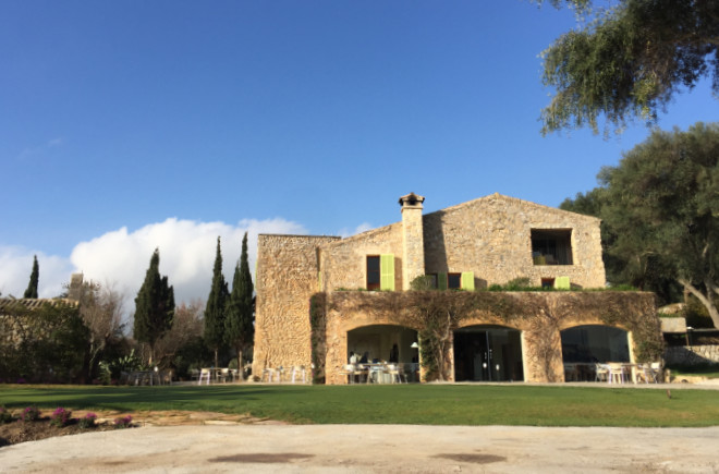 Das historische Clubhouse ist nach wie vor Dreh- und Angelpunkt von Pula Golf.