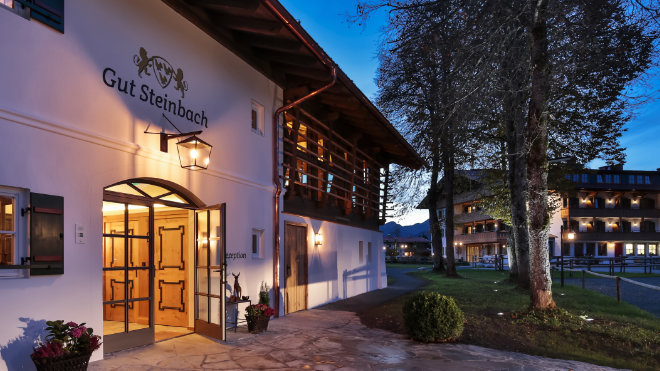 Luxushotels und Golfen: Relais & Châteaux Gut Steinbach Hotel Chalets SPA im Chiemgau