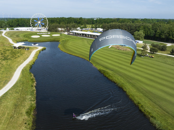 Surfen im Wasserhindernis :-) Porsche machte es im Vorfeld des DP World Turnier auf dem Porsche Nord Course von Green Eagle möglich. Fotocredit: Porsche European Open