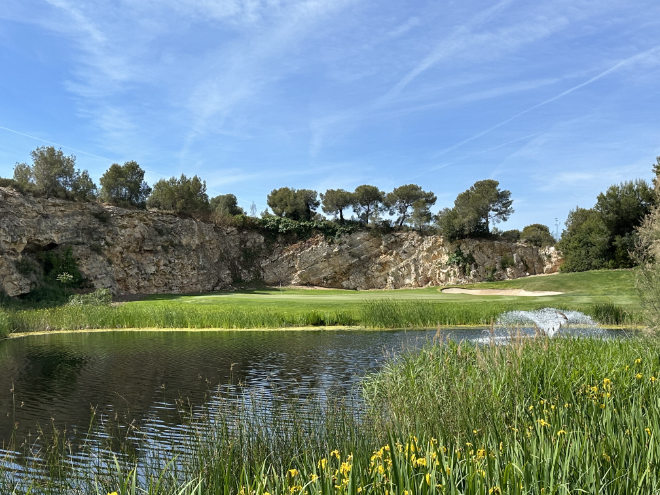 Signature Hole No. 13, wo das Grün von einer Felswand eingerahmt ist. Bewacht von einem See gibt es nur ein enges Stück Fairway, um auf das Grün zu gelangen. Fotocredit: EG