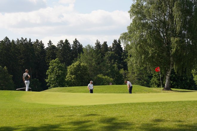 Dr. Tobias Wiegand, Präsident des Tegernseer Golf-Clubs Bad Wiessee, teete mit auf (ganz links im Bild). Fotocredit: Tanja Valerien