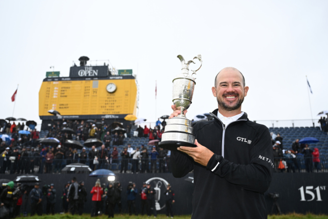 US-Golfer Brian Harman mit der 'The Open-Trophäe' Claret Jug auf dem 18th Grün vom Liverpool Golf Club in Hoylake, England. Fotocredit: Richard Heathcote/R&A/R&A via Getty Images