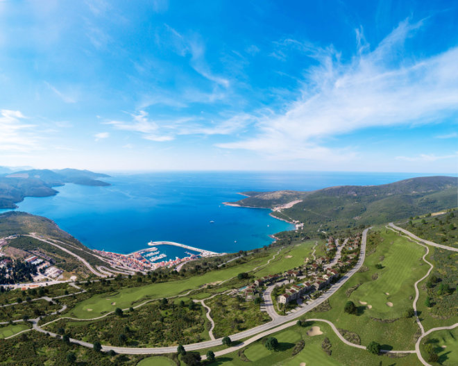 Masterplan Lustica Bay Golfcourse Montenegro - bis dato sind die Marina mit dem schönen Leuchtturm, viele Restaurants und Shops und drei Strände fertig. Fotocredit: Lustica Development