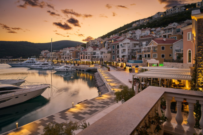 Von Apartments über Townhouses bis Villas kann man in jeder Göße und Preisklasse in Lustica Bay Montenegro Neubauimmobilien kaufen. 