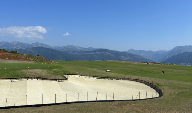 Die Driving Range vom Golfcourse Lustica Bay Montenegro. 2024 wird voraussichtlich die Golf Academy hier eröffnen. Fotocredit: ExklusivGolfen