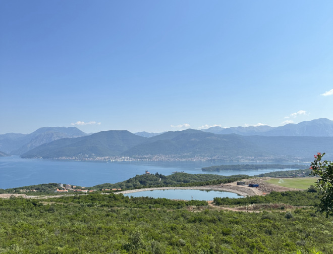 Blick vom Golfplatzgelände auf die Bucht von Kotor. Fotocredit: Exklusiv Golfen