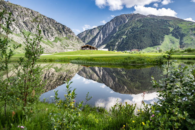 Blick zum Clubhouse vom Golfclub Andermatt. Fotocredit: Valentine Luthiger