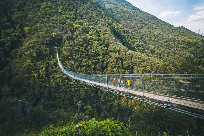 Die Hängebrücke Ponte Tibetano Carasc' ist mit 270 Metern eine der längsten Wander-Brücken der Schweiz. Hier schwebt man 130 Meter über den Bachbett. Fotocredit: Ticino Turismo, Milo Zanecchia