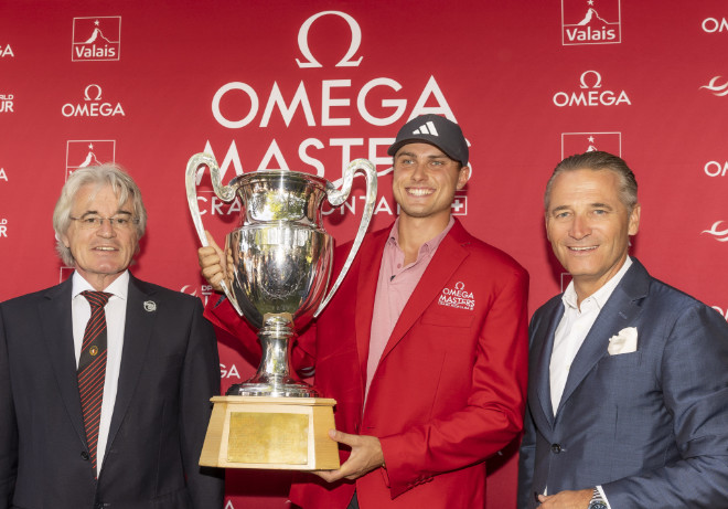 Ludvig Aberg mit seinem ersten Golf-Pokal. Der Sieg könnte seine Teilnahme beim Ryder Cup bedeuten! Fotocredit: Deprez Foto