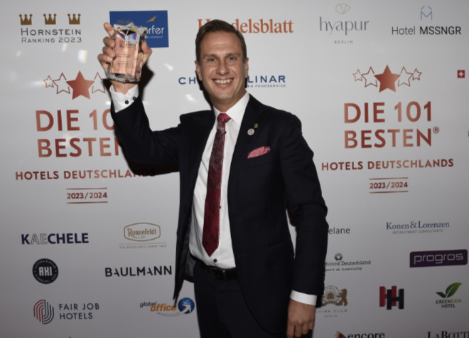 Alexander Hengst vom Öschberghof freute sich über Platz 1 in der Kategorie 'Beste Golfresorts' bei der Verleihung „Die 101 besten Hotels Deutschlands“ in Wildbad Kreuth. Fotocredit: API, Michael Tinnefeld