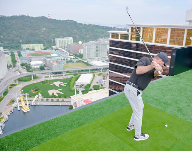 Abschlag auf dem Hoteldach: Graeme McDowell gewinnt Hole in One Challenge durch Nearest to the Pin. Fotocredit: Asian Tour