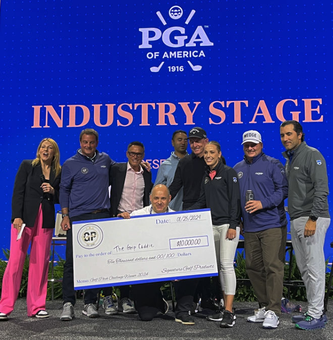 Der Erfinder vom GRIPCADDIE Jürgen Wieser mit dem Beratungs-Scheck, den der Österreicher für seine Erfindung bei der PGA Show 2024 gewonnen hat. 3.v.r. Carolin Pinegger (AUT, Jury-Mitglied) und David Leadbetter (4.v.r.) sowie Kevin Harrington (3.v.l.)