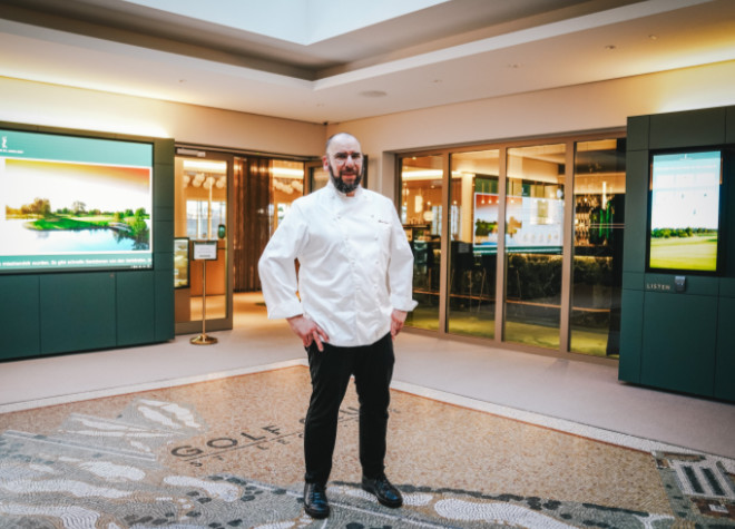 Der 46-jährige Mario Sauer, der zuletzt im Restaurant „Le Gourmet“ tätig war und dort 12 Jahre lang mit einem Michelin-Stern ausgezeichnet worden war, kann auf eine beeindruckende Vita zurückblicken.