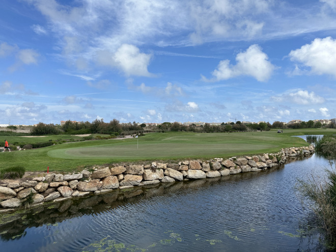 Oftmals spielen Golfer vier bis sechs Stunden nur mit Sonne. Schattenplätze sind rar. Hier der spanische Infinitum Golfcourse 'Lakes'.
