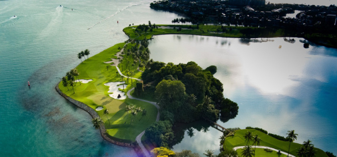 Loch No. 6 vom Serapong Golf Course als Teil des Sentosa Golf Club. Der Platz gilt als einer der besten Golfplätze in Asien. Sentosa ist als Insel vor Singapur auch ein beliebtes Touristenziel.