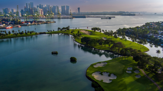 Blick auf Loch 5 und Green von Loch 4 vom Serapong @ Sentosa Golf Club of LIV Golf Singapore 2024.