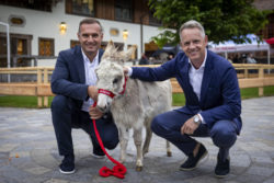 Esel statt Eagle: Golf-Star Luke Donald wird Pate auf Gut Aiderbichl