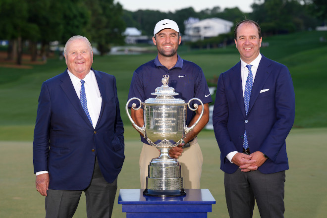 Quail Hollow Country Club Gründer Johnny Harris mit Scottie Scheffler, und Johno Harris hinter der berühmten Wanamaker Trophy in Charlotte, North Carolina. Fotocredit: Darren Carroll/PGA of America