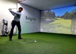 Anamnese im Abschwung: Wie eine Züricher Klinik Golfspieler im Simulator diagnostiziert
