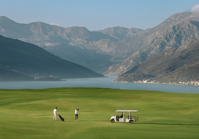 Traum-Ausblick auf die Boka Bucht vom neuen Golfplatz The Peaks von Gary Player in Lustica Bay, Montenegro