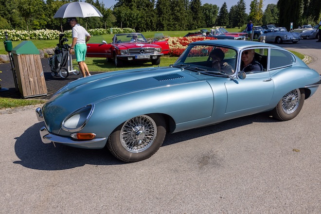 Albert Bergmann mit seiner Frau Fritzi im legendären Jaguar E-Type, Produktionszeitraum 1961-1974 (Foto: Ludwig Noack)