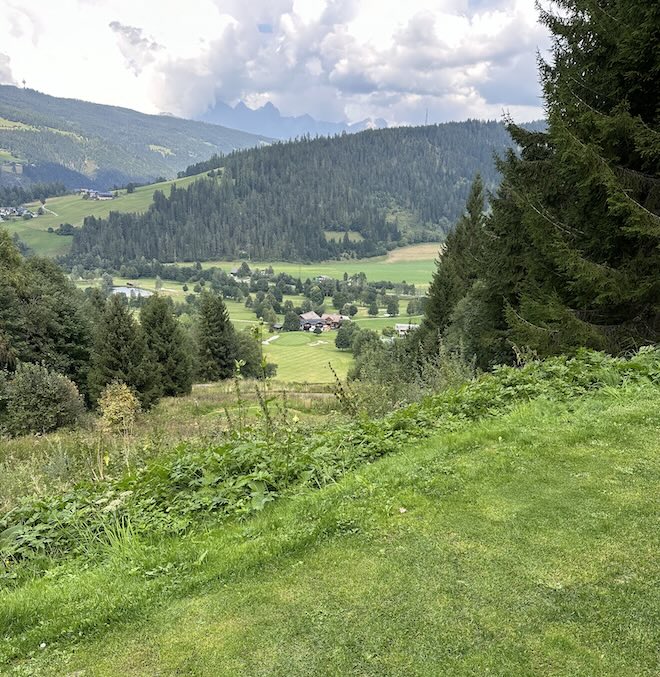 Abschlag 13 liegt 994 Meter über dem Meeresspiegel. Die Höhendifferenz auf Green 13 beträgt 82 Meter. 