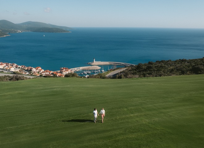 Fairway mit Blick zum Hafen von Lustica Bay