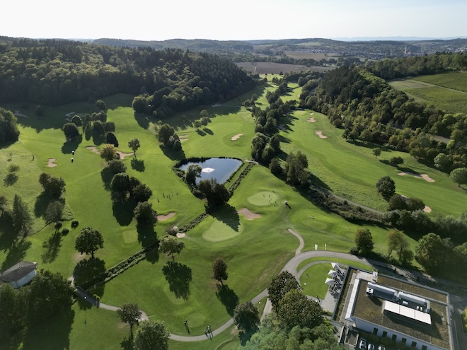 18 Loch Golfplatz mit Gourmet-Restaurant 'Albatros' in einem coolen Clubhouse im Bauhaus-Stil. 