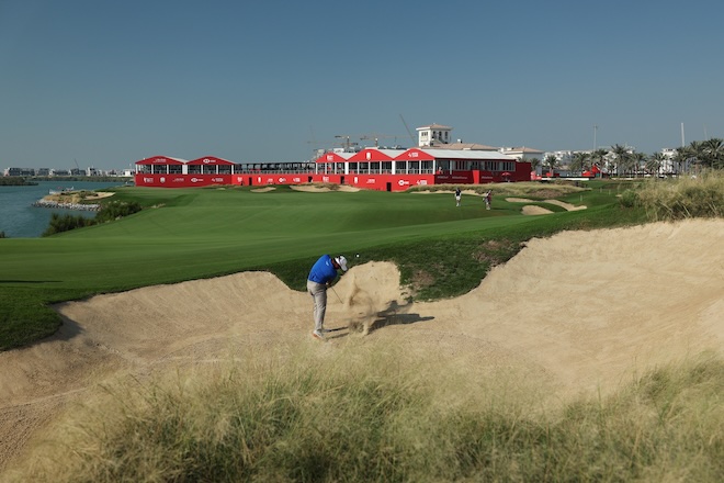 Indiens Profigolfer Shubhankar Sharma beim dritten Schlag aus dem Bunker an Bahn 18 – aufgenommen am ersten Turniertag der Abu Dhabi HSBC Championship 2024 auf dem Yas Links Golf Course in den Vereinigten Arabischen Emiraten. ab sofort Rolex Series GEO Certified