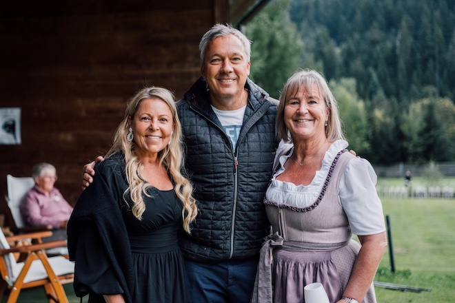 Hotel-Chefin Trixi Moser mit langjährigen Gästen auf der Stanglwirt Drwiving Range. Fotocredit: Skylinemedien