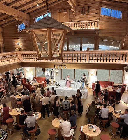 In der legendären Hotelbar „Tenne“ im Stanglwirt fand die Siegerehrung des Golfturniers statt.Seit über 30 Jahren ist die Tenne – mit direktem Blick in die beeindruckende Lipizzaner-Reithalle – ein Treffpunkt für Genießer. Täglich von 9 Uhr bis Mitternacht geöffnet, empfängt die Bar ihre Gäste in alpinem Ambiente mit exklusivem Flair.