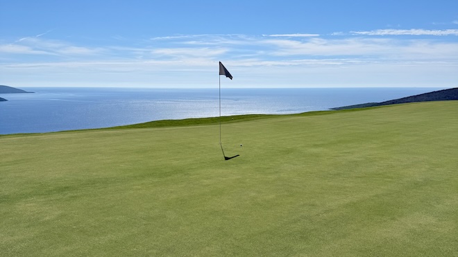 Von jedem Loch öffnet sich der Blick aufs Wasser – wahlweise auf die Bucht von Kotor oder die offene Adria.