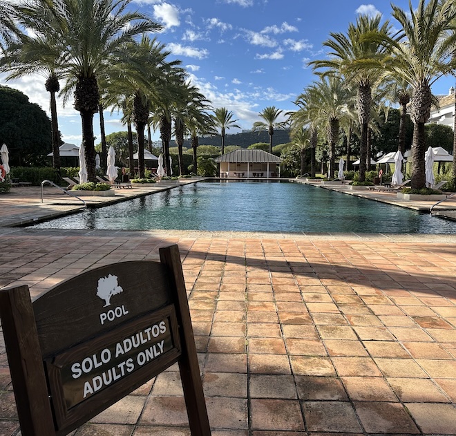 Einer von zwei großzügigen Außenpools des Resorts – für Erwachsene reserviert, gesäumt von Palmen und Terrakotta-Flair. Im Januar leider zu kühl.