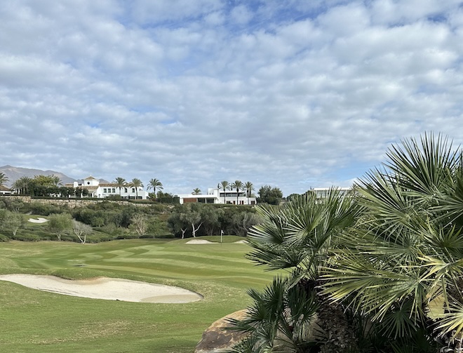 Vom Fairway reicht der Blick bis zum Mittelmeer – oder zu den diskret integrierten Villen des neuen Immobilienprojekts auf dem gesicherten Gelände.
