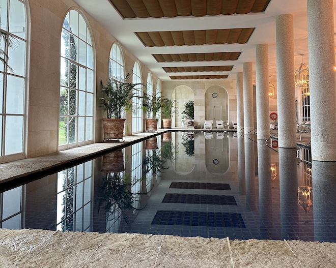 Finca Cortesin Golfplatz mit Hotel in Spanien: Spa - ein lichtdurchfluteter Rückzugsort mit beheiztem Indoor-Pool, eleganter Architektur und viel Raum für Entspannung.